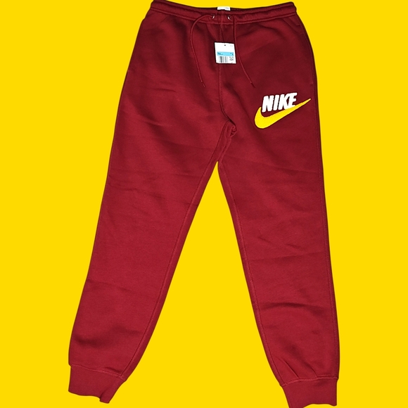 🚹 M US — Nike Club Fleece Chenille Logo Joggers FN3094-677 [TEAM RED] - Picture 3 of 9
